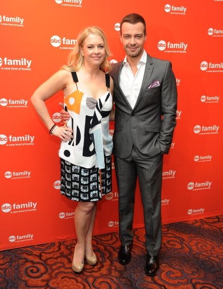 Melissa Joan Hart et Joey Lawrence à 2012 ABC Family Upfront. Melissa Joan Hart et Joey Lawrence à 2012 ABC Family Upfront.