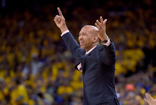 Monty Williams lors de Game One de 2015 Playoffs NBA avec les Golden State Warriors.