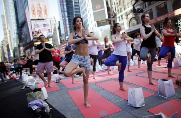 Cours de yoga masse dans New York's Times Square Mark 