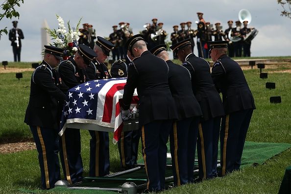 Un enterrement armée à un cimetière militaire américain. Cette mort était pas due à un suicide, mais les taux de suicide ont grimpé dans toutes les branches de l'armée.