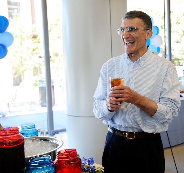 Aziz Sancar de l'Université de Caroline du Nord à Chapel Hill, l'un des lauréats de 2015 du Prix Nobel de chimie.