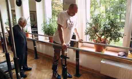 Nez cellules transplantées dans sa moelle épinière endommagée ont permis à cet homme paralysé à marcher. Nez cellules transplantées dans sa moelle épinière endommagée ont permis à cet homme paralysé à marcher.