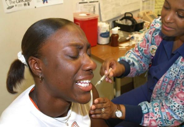 Un adolescent en Louisiane obtenir une vaccination.