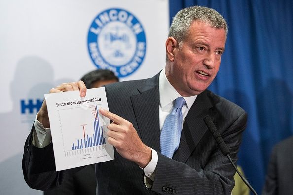 Le maire Bill de Blasio de New York lors d'une conférence de presse sur la légionellose' disease Le maire Bill de Blasio de New York lors d'une conférence de presse sur la légionellose' disease