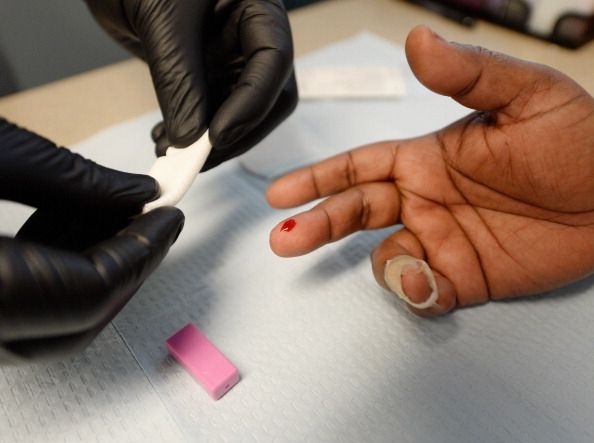 Une femme a de sang pour un test VIH.