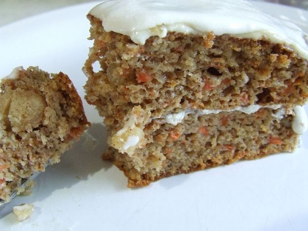 Un morceau de sans gluten gâteau à la carotte, quelque chose qui peut être apprécié par les personnes atteintes de la maladie coeliaque. Un morceau de sans gluten gâteau à la carotte, quelque chose qui peut être apprécié par les personnes atteintes de la maladie coeliaque.
