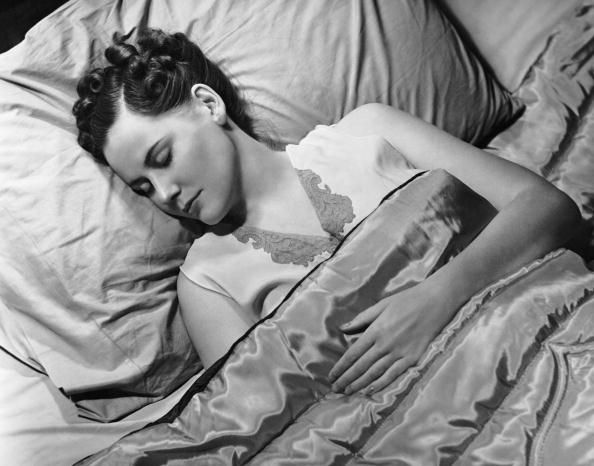 Femme endormie dans le lit