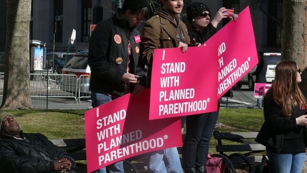 Une protestation 2011 à l'appui de Planned Parenthood. L'organisation est à la recherche d'une étude gouvernementale sur la recherche utilisant des tissus fœtaux. Une protestation 2011 à l'appui de Planned Parenthood. L'organisation est à la recherche d'une étude gouvernementale sur la recherche utilisant des tissus fœtaux.