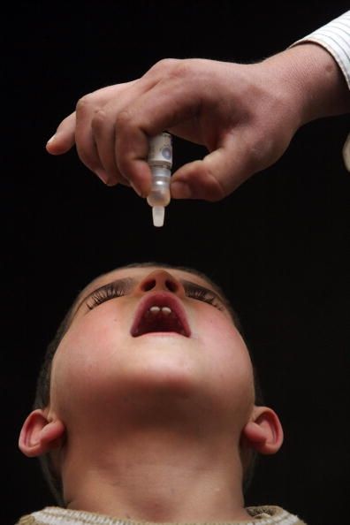 Un enfant de recevoir le vaccin oral contre la polio. Deux enfants en Ukraine ont contracté la polio à cause du faible taux de vaccination là.
