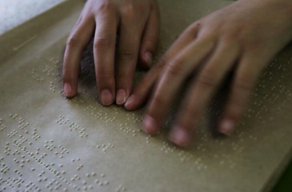 Cécité et perte de vision sévère sont beaucoup plus fréquents dans l'Amérique du Sud. Ici, une personne est en train de lire le braille.