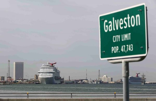 Fonctionnaires Carnival Cruise Lines dire que la femme soupçonnée d'avoir Ebola doivent montrer aucun symptôme jusqu'à présent et est reste dans l'isolement à l'intérieur de sa cabine. Fonctionnaires Carnival Cruise Lines dire que la femme soupçonnée d'avoir Ebola doivent montrer aucun symptôme jusqu'à présent et est reste dans l'isolement à l'intérieur de sa cabine.