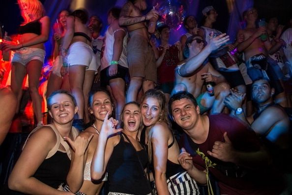 Vacanciers australiens célèbrent'Schoolies' Week In Bali