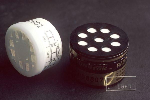 Un kit qui est utilisé pour tester les niveaux de radon dans une maison.