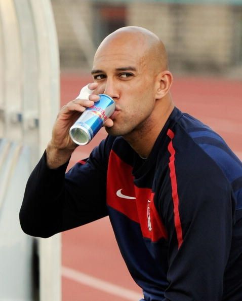 Soccer player Tim Howard boire une canette de Red Bull