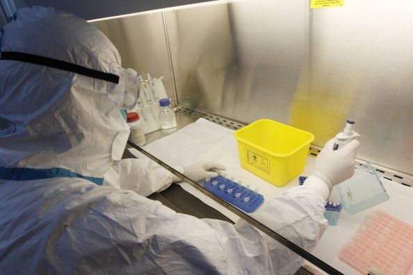 Les chercheurs travaillant avec des virus dans un laboratoire.