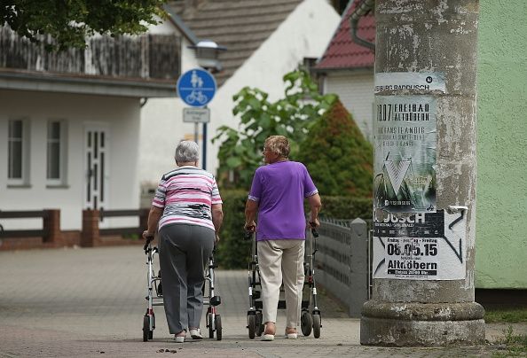 Deux dames utilisant marcheurs roulant. Une petite étude dit qu'ils peuvent être en mesure d'aider les personnes atteintes de MPOC exercice extérieur plus longtemps.