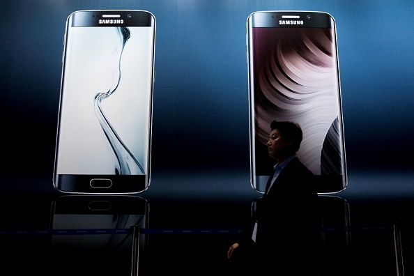 Visiteurs analysent Samsung Galaxy S6 à Fira Gran Via pour le Mobile World Congress 2,015