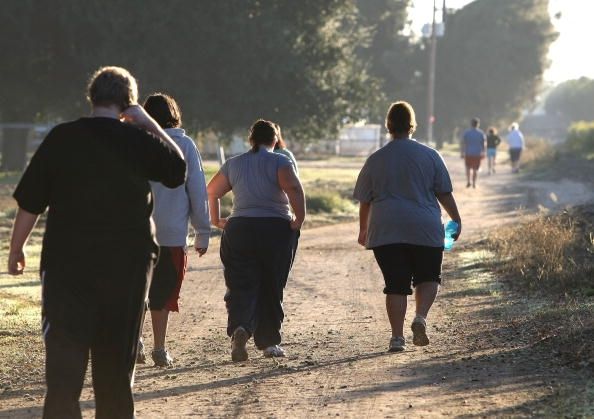 Les adolescents qui font de l'embonpoint sont présentés marche pour l'exercice. Une étude a constaté que les programmes de dépistage de poids dans les écoles ne peuvent pas aider les adolescents à perdre du poids.