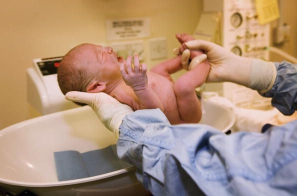 Sciences aide femme sans utérus donne naissance à des jumeaux