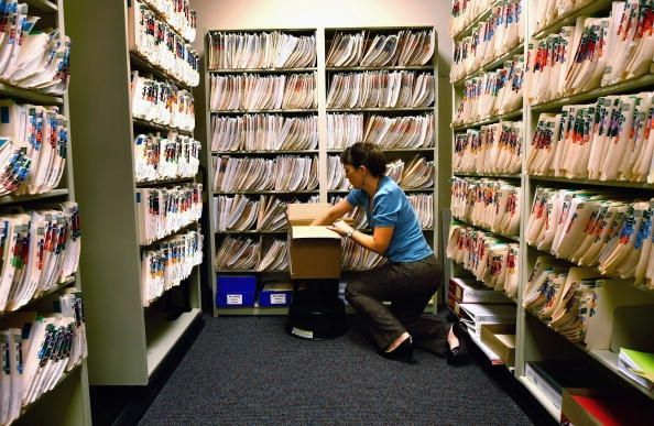 Dossiers médicaux papier ont été remplacés par des dossiers de santé électroniques, mais ceux-ci peuvent être piraté. Dossiers médicaux papier ont été remplacés par des dossiers de santé électroniques, mais ceux-ci peuvent être piraté.