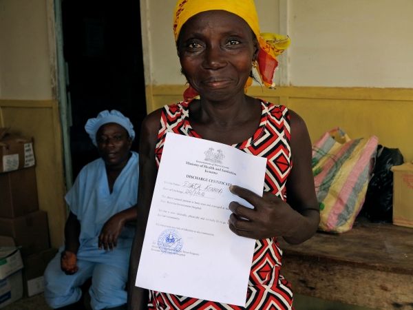 Survivants d'Ebola ont été libérés à partir d'une installation de traitement de la Sierra Leone Survivants d'Ebola ont été libérés à partir d'une installation de traitement de la Sierra Leone