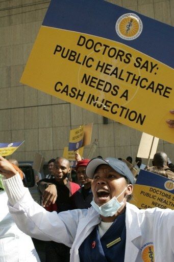 Les agents de santé en Sierra Leone appelant à de meilleures conditions de travail et une juste rémunération pour les services rendus. Les agents de santé en Sierra Leone appelant à de meilleures conditions de travail et une juste rémunération pour les services rendus.