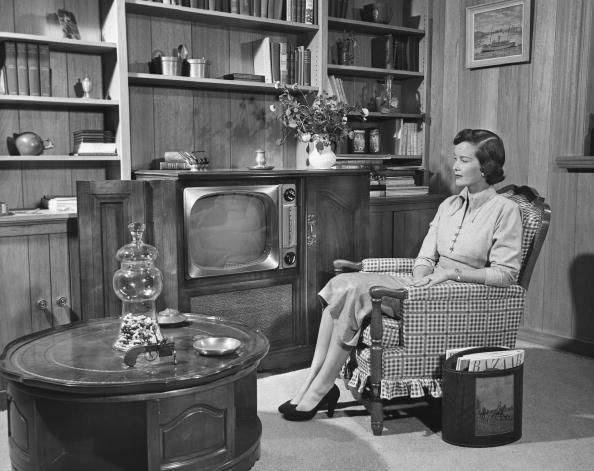 Femme regardant la télévision (vintage)