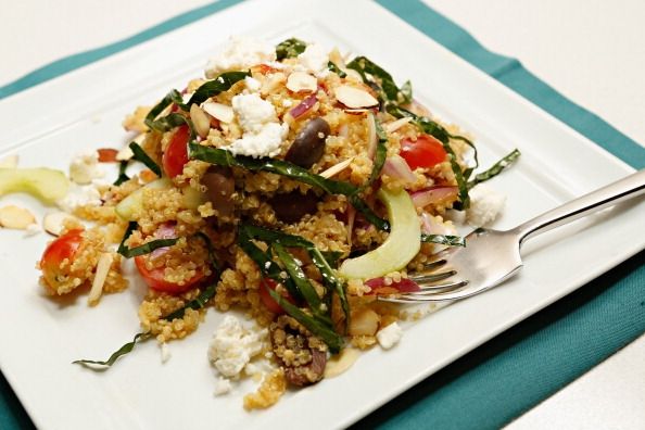 Une salade de quinoa au curry a du punch nutritionnel et savoureux. Une salade de quinoa au curry a du punch nutritionnel et savoureux.