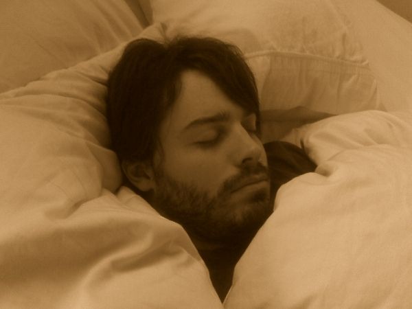 La privation de sommeil diminue les niveaux de testostérone, même de jeunes hommes sains