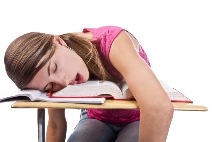 Le manque de sommeil peut causer des adolescents à des résultats médiocres à l'école.