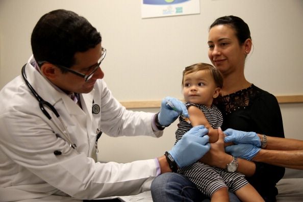 Un pédiatre administrer un vaccin contre la rougeole.