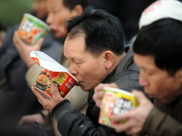Sud-Coréens défendent leur base nationale, des nouilles instantanées, après relie une nouvelle étude américaine à des risques sanitaires multiples.