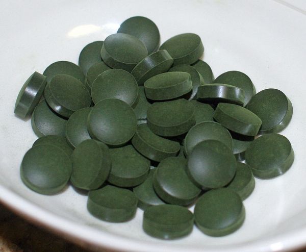 La spiruline est un supplément de santé fait à partir d'algues bleu-vert. Il a sa's benefits, but it has its side effects as well.