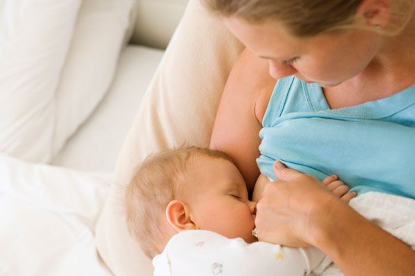 Les mères qui allaitent sont plus heureux, plus détendus et moins stressé.