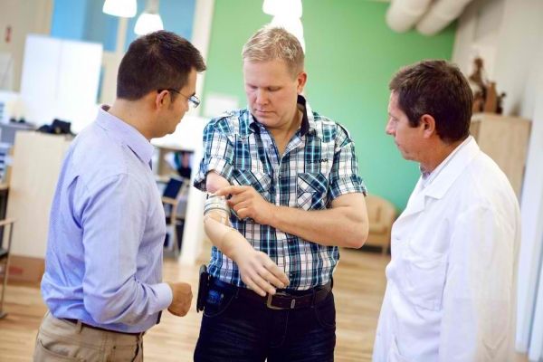Dr. Max Ortiz-catalan et son équipe a développé le monde's first brain controlled prosthetic arm.
