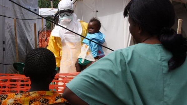 Un travailleur de la santé Ebola de la Suisse a été évacué vers son pays après un patient infecté le mordit.