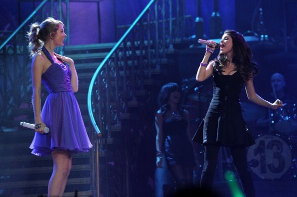 Taylor Swift et Selena Gomez à Swift's 2011 "-Speak Now World Tour."- Taylor Swift et Selena Gomez à Swift's 2011 "-Speak Now World Tour."