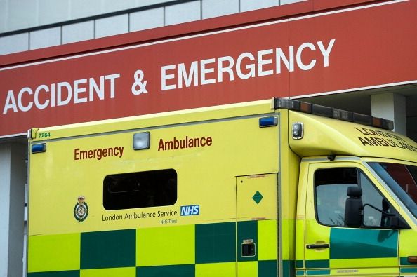 Patients étant obligés d'attendre dans les ambulances extérieur A & E
