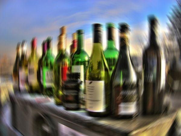 Les adolescents peuvent être influencés à boire en raison de leurs pairs.