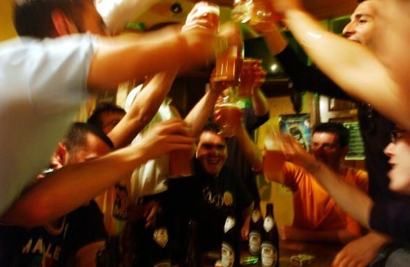 Environ un sur trois adolescents au Royaume-Uni disent qu'ils ont noirci de l'alcool.