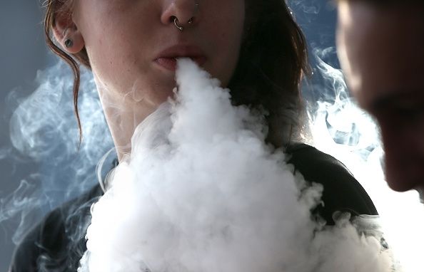 Teens facilement acheter des e-cigarettes en ligne, nouvelle étude