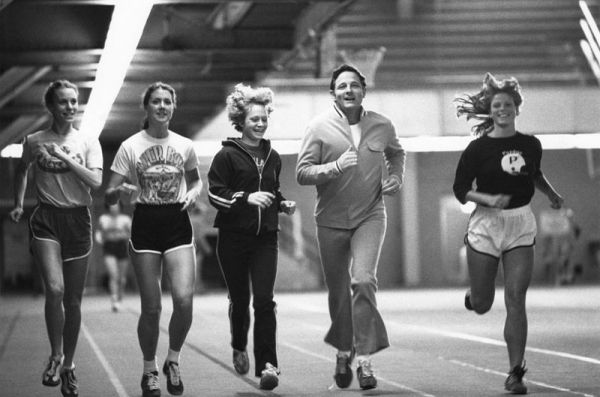 Le sénateur Birch Bayh exerce avec des athlètes Titre IX de l'Université Purdue, ca. 1970.