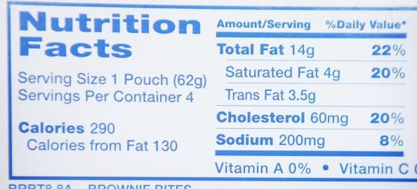 Une étiquette de la valeur nutritive énumérant la quantité de gras trans dans un produit.
