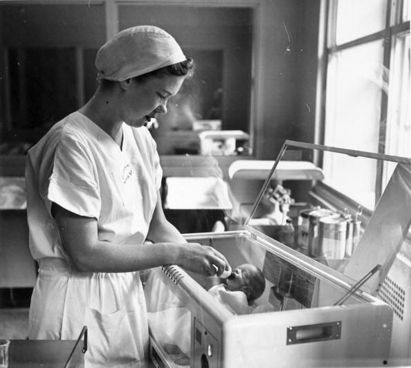 En 1950, quand cette photo a été prise, un incubateur pour un bébé prématuré était la norme dans la plupart des hôpitaux, mais il était pas't always that way. 