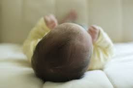 Les bébés devraient être mis à dormir sur le dos dans une tenue de sommeil chaud, avec rien d'autre dans la crèche avec eux.