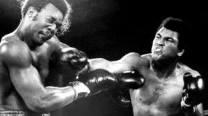 Muhammad Ali ROCKS George Foreman sur la mâchoire