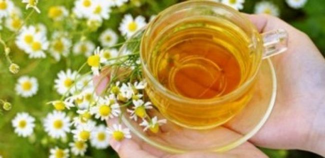 Top 10 des avantages de thé de camomille pour la santé, peau et des cheveux
