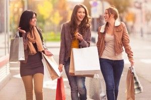 femmes-amis-shopping-ensemble