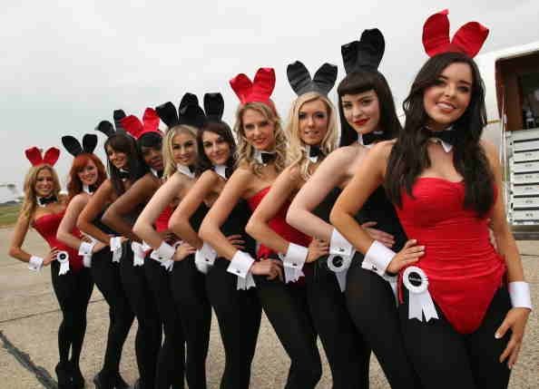 Lapins Playboy posent en attendant le fondateur de Playboy Hugh Hefner pour arriver à l'aéroport de Stansted. Lapins Playboy posent en attendant le fondateur de Playboy Hugh Hefner pour arriver à l'aéroport de Stansted.