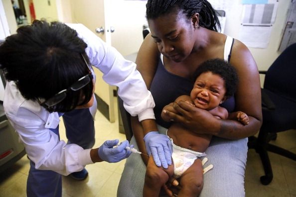 Un enfant reçoit un vaccin.
